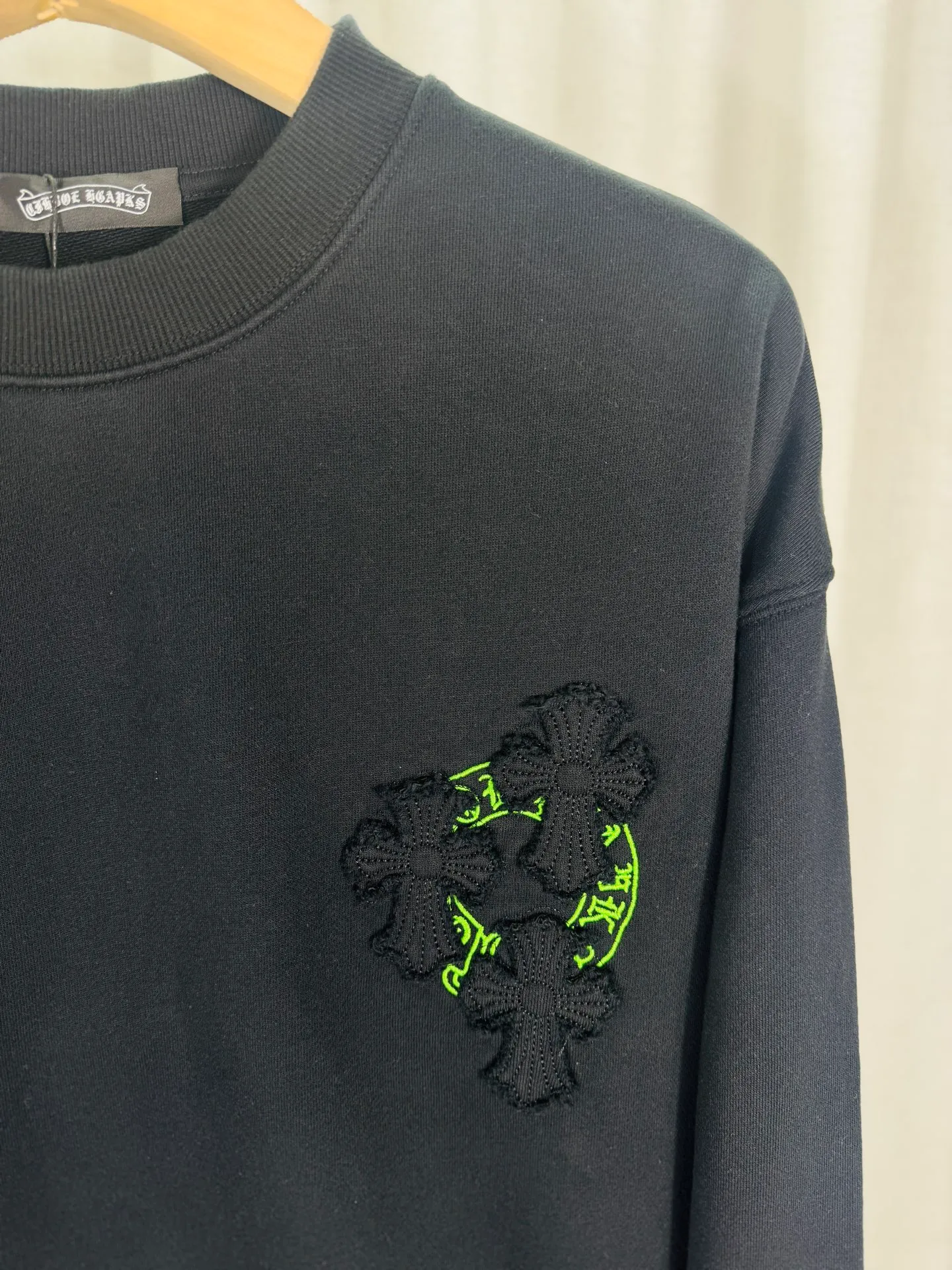 P260 top version, real shot without P, ​​different from market currency) 𝗖𝗵𝗿𝗼𝗺𝗲 𝗛𝗲𝗮𝗿𝘁𝘀/Cro Heart 2025 washed patch embroidery autumn and winter new original single counter American laser burnt 3D three-dimensional color embroidered couple casual sweatshirt 👑The highest version! Customized fabric 430g tripe terry fabric! American acid-washed and distressed original fabric laser burnt ✟appliqué embroidery and exquisite embroidery of letters! The best-selling model in the counter, very comfortable to wear. Accessories: original molded and authenticated collar label➕100% silk wash label. Genuine purchase-grade original hangtag➕matching hanging rope➕3D hanging beads➕original packaging bag. Craftsmanship: The original version has consistent wiring! The highest version of the armhole matching technique! Color: White Black Size: S M L XL Style Number: 25-357